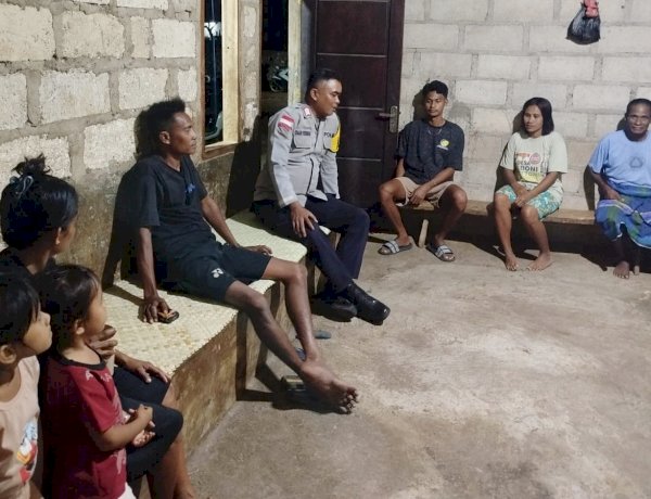 Sambangi Warga, Bhabinkamtibmas Polsek Rote Barat Laut Ajak Jaga Kamtibmas Tetap Kondusif