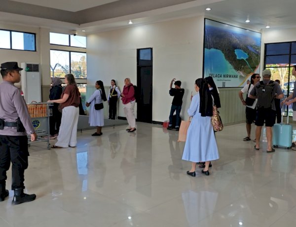 Jaga Kenyamanan Masyarakat, Polsek Lobalain Lakukan Pengamanan di Bandara D C Saudale