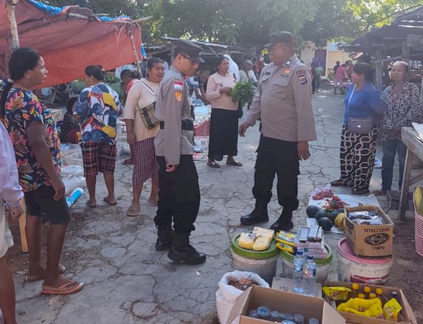 Patroli Dialogis di Pasar Siomeda, Personel Polsek Rote Tengah Ajak Warga Jaga Kamtibmas