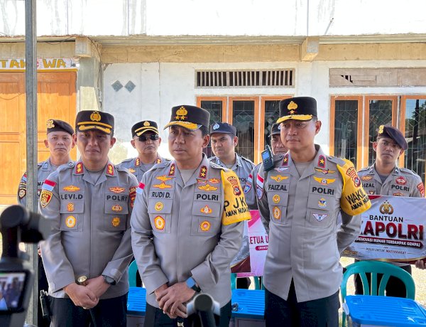 Kapolda NTT dan Ketua Bhayangkari Serahkan Bantuan Kapolri dan Ketua Umum Bhayangkari untuk Personel Terdampak Gempa