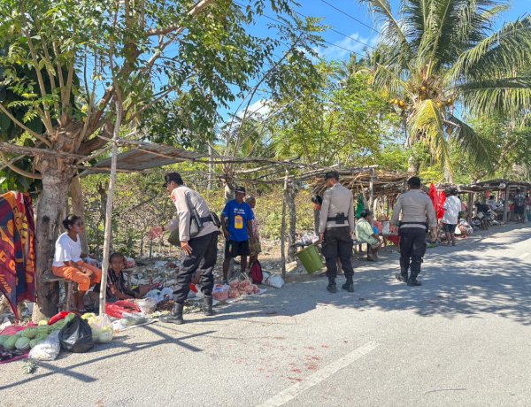 Hadir di Tengah Masyarakat, Personel Polsubsektor Suelain Ciptakan Kamtibmas Saat Patroli Pasar