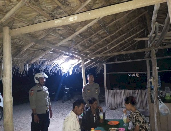 Patroli Malam, Polsek Rote Tengah Sambangi Wisata Pantai Leli Mengajak Masyarakat Jaga Kamtibmas