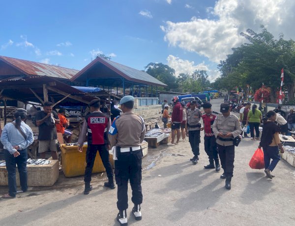 Pastikan Aman dan Lancar, Personel Polsek Rote Barat Laut Gelar Patroli Rutin di Pasar Busalangga