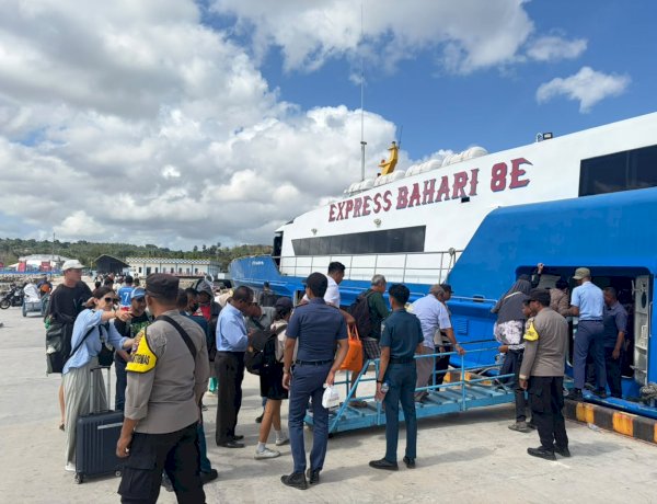 Pengamanan Rutin Personel Polsek Lobalain di Pelabuhan Ba'a, Pastikan Bongkar Muat Kapal Berjalan Aman