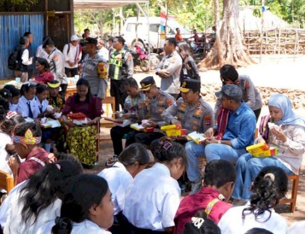 Resmikan Revitalisasi SMPTK Imanuel Tuapakas, Kapolda Ajak Siswa Makan Bersama Penuh Kehangatan