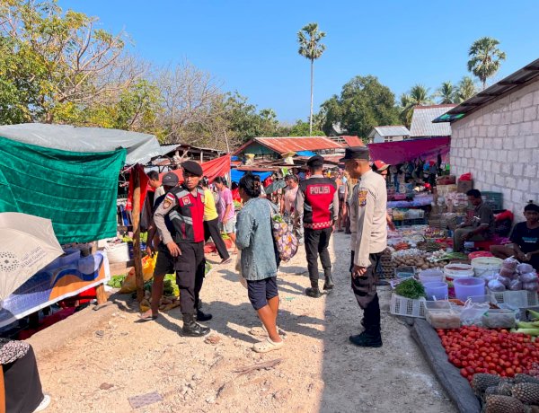 Patroli Pasar, Polsek Rote Barat Hadir Cipta Kamtibmas
