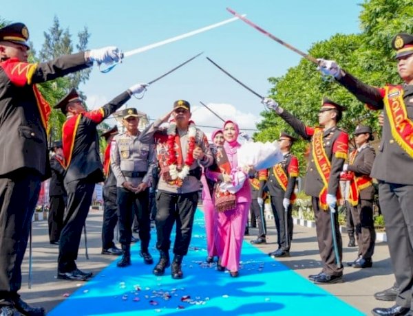 Natoni, Tarian Daerah hingga Pedang Pora, Sambut Kehadiran Kapolda NTT Irjen Pol. Reza Arief Dewanto di Mapolda