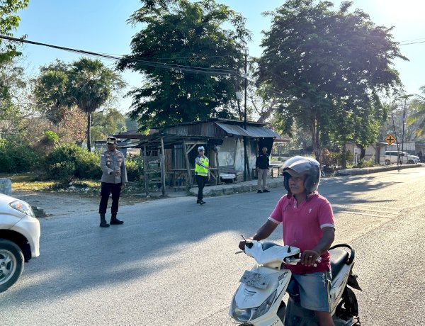 Pastikan Aktivitas Masyarakat Berjalan Lancar, Wakapolres Rote Ndao Turut Dalam Pengaturan Lalu lintas Pagi