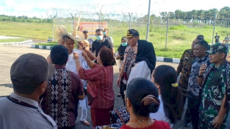 Perdana Injakkan Kaki Di Bumi Nusa Lontar, Kapolda NTT Disematkan Topi Tiilangga
