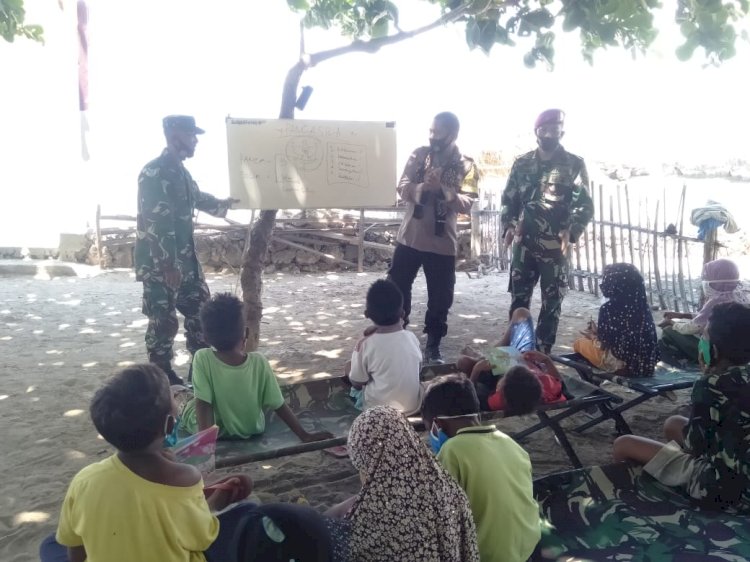 Sinergitas TNI – Polri Penjaga Perbatasan, Berikan Bimbingan Belajar Kepada Anak-Anak Pantai