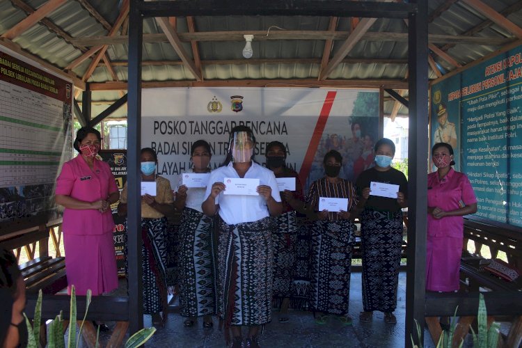 Bhayangkari Cabang Rote Ndao Serahkan Bantuan Ibu Tito Karnavian