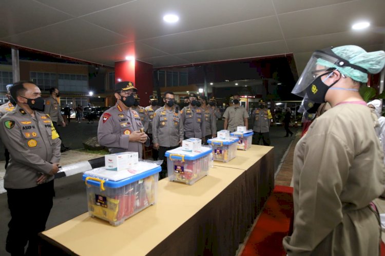 Kapolri Cek Pasien Covid-19 Terlayani dengan Baik di RS Polri dan Berikan Bansos ke Nakes