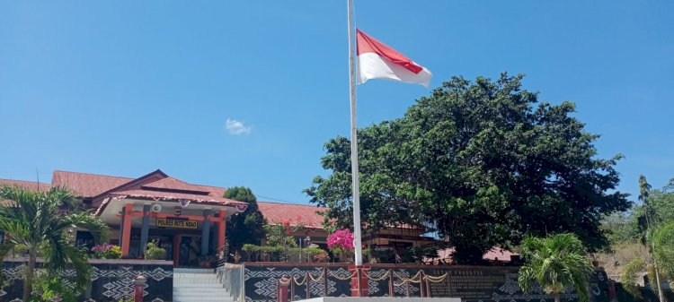 Peringati 30 September, Polres Rote Ndao Kibarkan Bendera Setengah Tiang