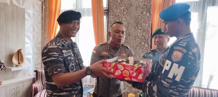 Geruduk Mapolres Rote Ndao, Puluhan Prajurit TNI Buat Suasana Tegang