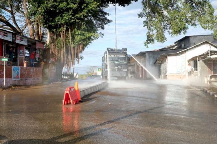 Cegah Terjadinya Kecelakaan, Polres Rote Ndao Bersihkan Jalan Yang Licin