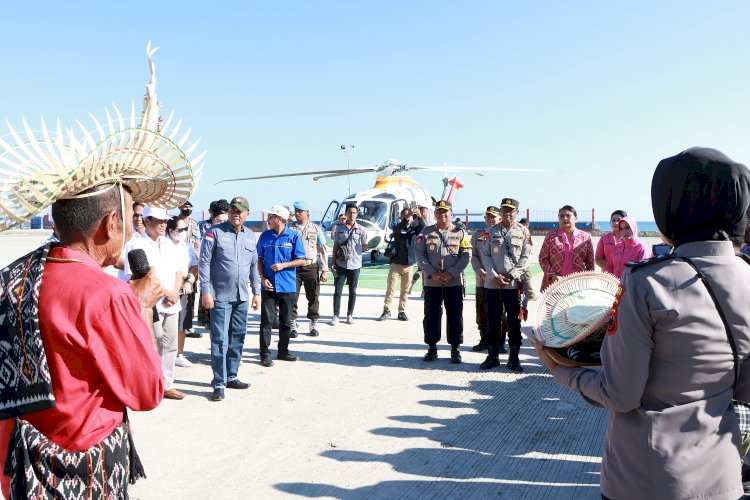 Landing Dengan Helicopter, Kapolda NTT Awali Kunjungannya di Wilkum Polres Rote Ndao