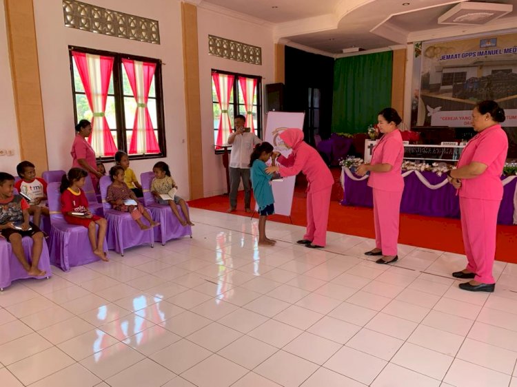 Jemaat Anak-anak Gereja GPPS Imanuel Meonggolo Mendapat Berkat Dari Ketua Cabang Bhayangkari Rote Ndao