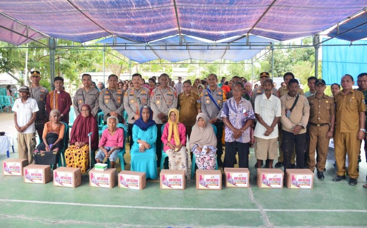 Kapolda NTT Berikan Bantuan Sosial kepada 100 KK di Kecamatan Kota Waingapu