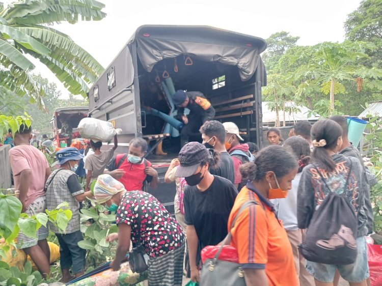 Tim SAR Brimob Polda NTT Evakuasi Warga Korban Erupsi Gunung Lewotobi di Desa Riang Rita