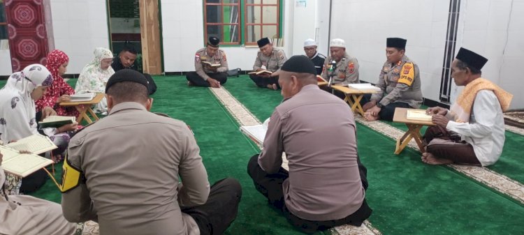 Meningkatkan Iman dan Taqwa, Kapolres dan Anggota Muslim Tadarus Al-Quran Bersama Jemaah Masjid An-Nur Ba’a