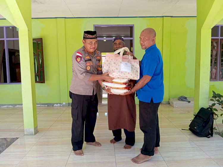 Peduli Rumah Ibadah, Kapolres Rote Ndao Memberikan Bantuan Sembako Kepada Pengurus Masjid Al-Falah di Pulau Ndao