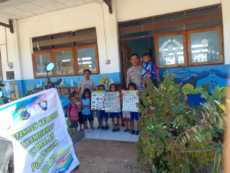 Tingkatkan Minat Baca Anak, Bhabinkamtibmas Kelurahan Mokdale Buka Lapak Perpustakaan Keliling