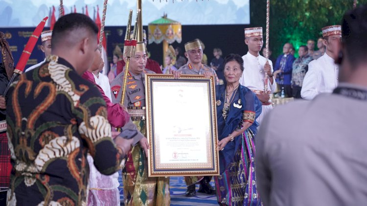 Kapolri Diberi Gelar Adat Pusaka Oleh Dewan Adat dan Kerajaan Di Sulawesi Selatan