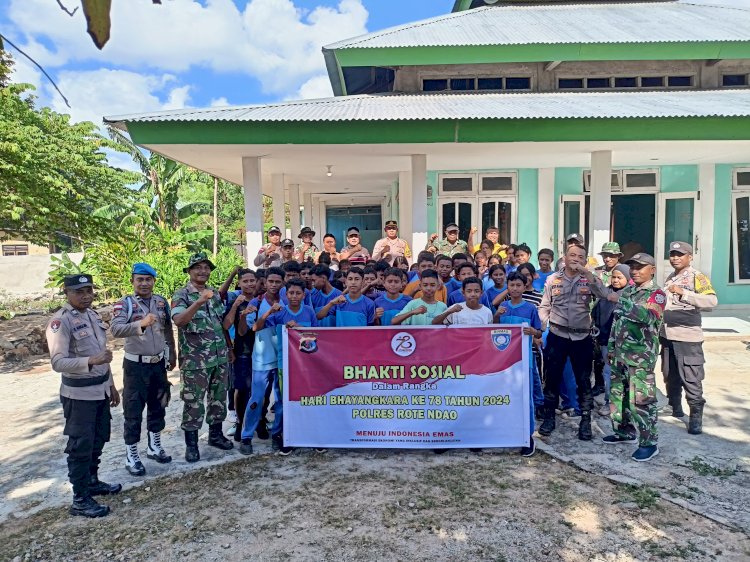 Bersama Personel Koramil dan Pelajar,Personel Polsek Panbar Lakukan Baksos