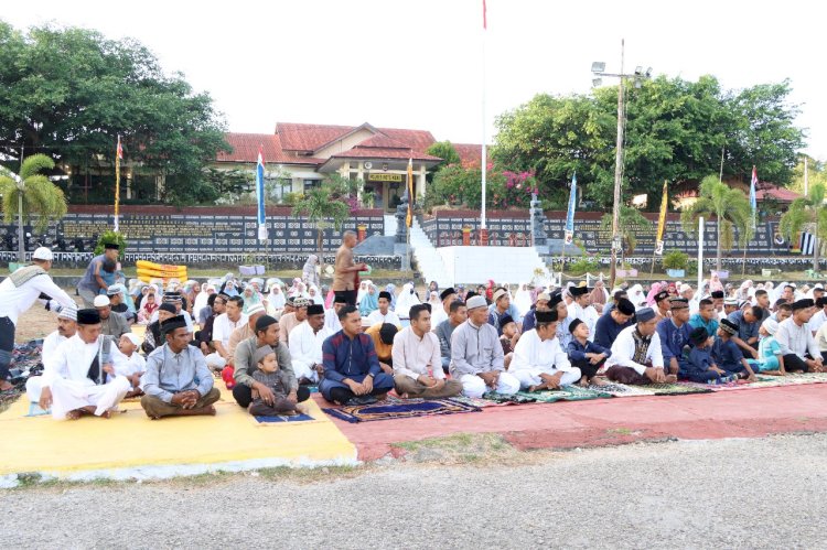 Moment Idul Adha, Personel Polres Rote Ndao Gelar Sholat Berjamaah Bersama Masyarakat