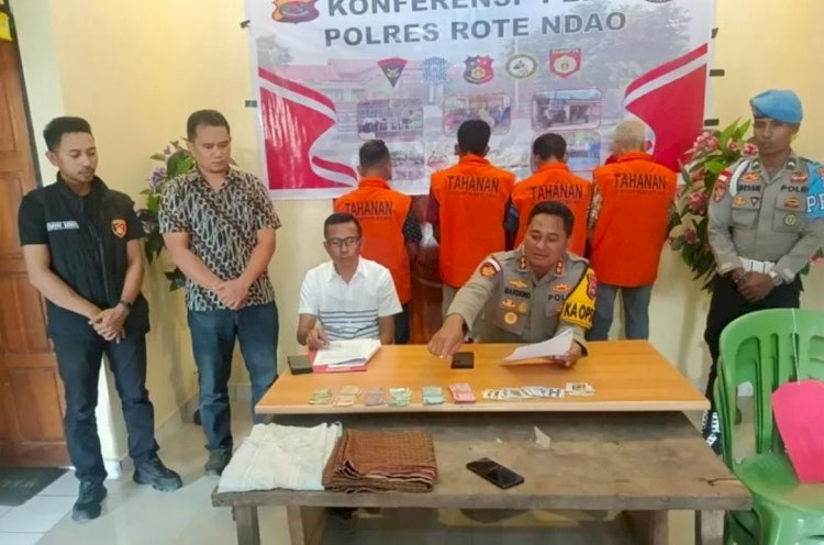 Pimpin Konferensi Pers, Kapolres : Penyidik Telah Amankan 4 Tersangka Dalam Kasus Judi Kartu Bersama Barang Bukti