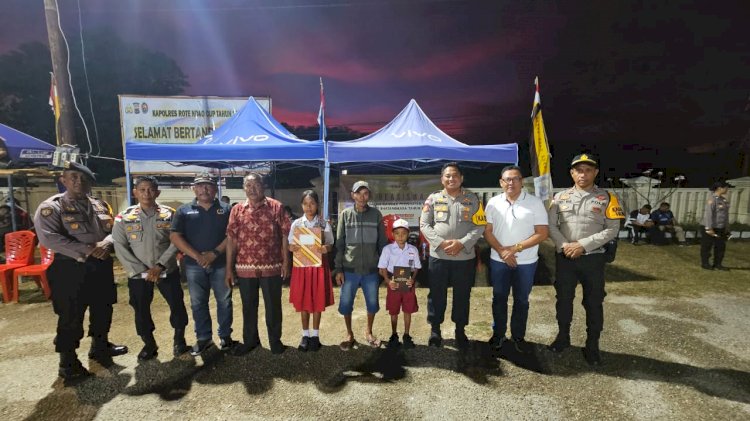 Sambut Hari Bhayangkara Ke-78, Polres Rote Ndao Berikan Beasiswa Kepada Anak Penghibah Tanah Berprestasi