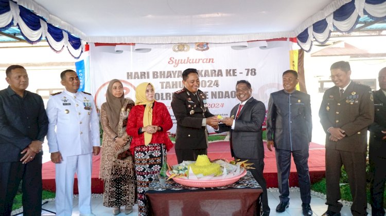 Syukuran Hari Bhayangkara Ke-78  Tahun 2024, Polres Rote Ndao Tandai Dengan Pemotongan Tumpeng