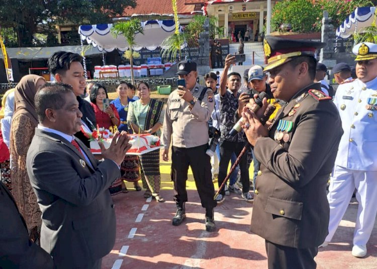 Pj Bupati Rote Ndao  dan Personel TNI AL Pulau Rote Beri Kejutan Di Hari Bhayangkara Ke 78