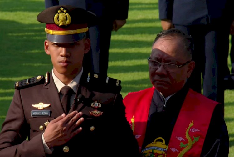 Michael Darmawan Cahyadi Josua,Perwira Remaja Polri Pertama Dan Satu satunya  Penganut Konghucu Yang Dilantik Presiden Jokowi