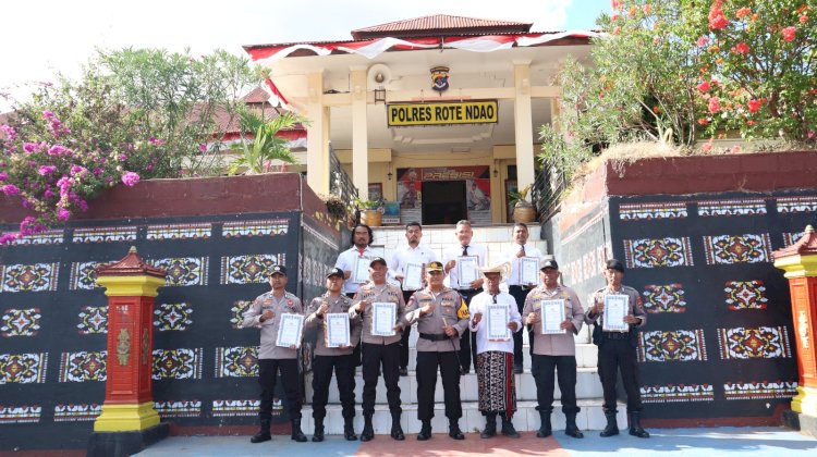 Kapolres Rote Ndao Berikan Reward  Terhadap Kinerja Personel dan Masyarakat Yang Berdedikasi Bagi Polri