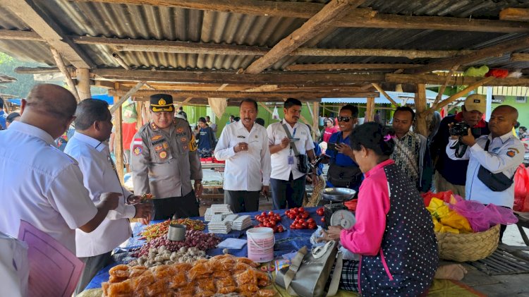 Dukung Program Pemerintah,Kapolres Rote Ndao dan Forkopimda Lakukan  Operasi Pasar.