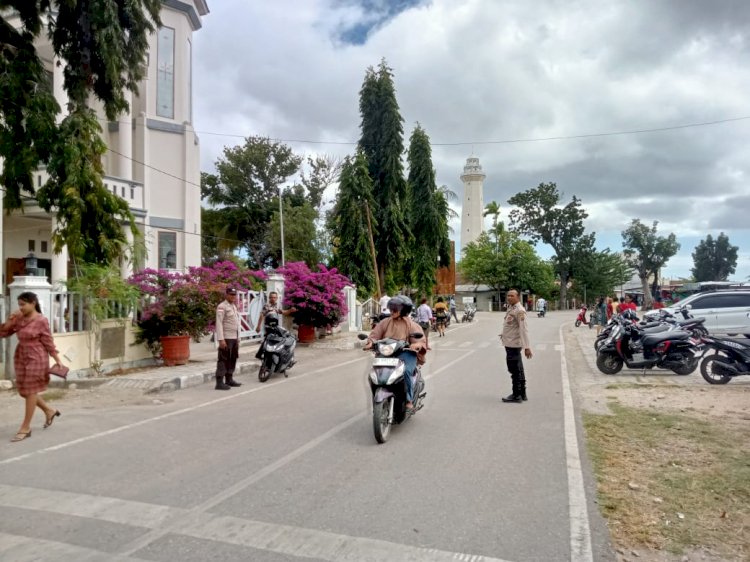 Pengamanan Kebaktian Minggu Oleh Personel Polsek Lobalain