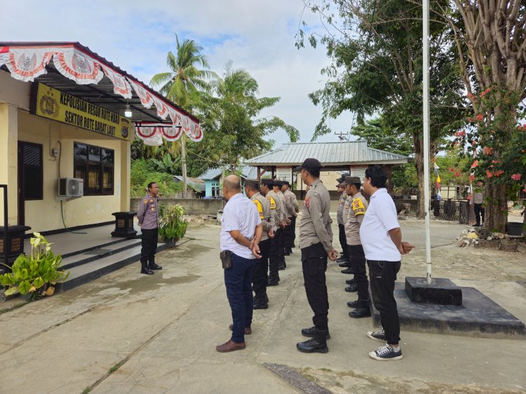 Pastikan Pelayanan Prima ke Masyarakat, Wakapolres Cek Anggota Polsek Rote Barat Laut