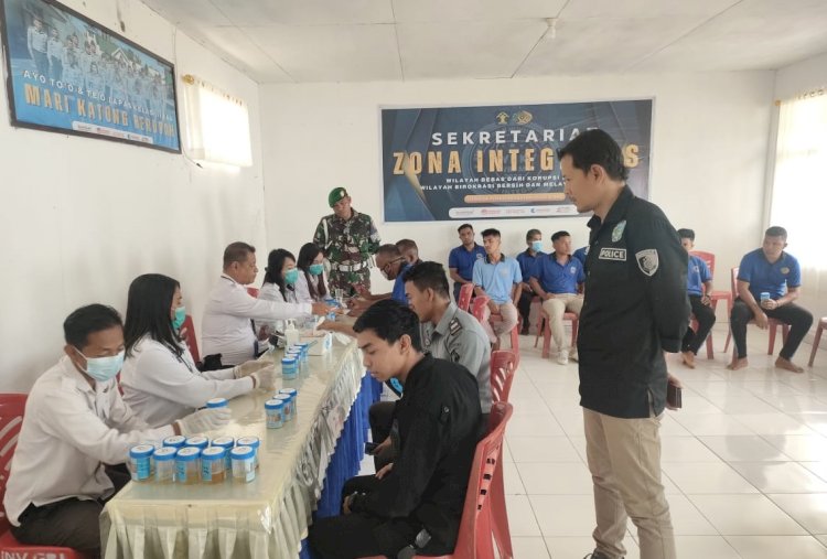 Bersama BNNK Rote Ndao, Sat Narkoba Polres Rote Ndao Tes Urine Puluhan Warga Binaan Lapas Ba’a