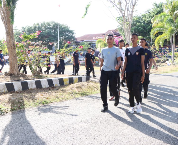 Laksanakan Olahraga Pagi, Personel Polres Rote Ndao Jalan Sehat dan Main Futsal