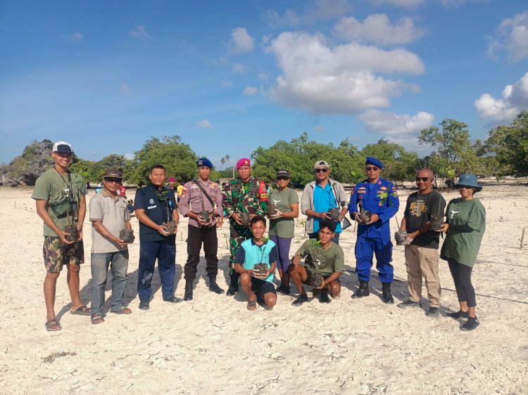 Personel Polres Rote Ndao Terlibat Dalam Kegiatan Penanaman Mangrove Didesa Fimok Rote barat