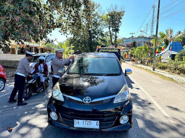 Meriahkan Perayaan Hari Kemerdekaan RI ke-79, Polres Rote Ndao Bagikan Bendera Gratis ke Masyarakat