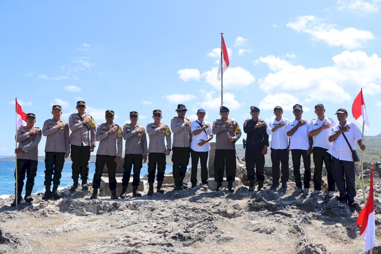 Meriahkan Hari Kemerdekaan RI ke-79, Polres Rote Ndao Tancapkan Bendera di Titik “0” Terselatan NKRI