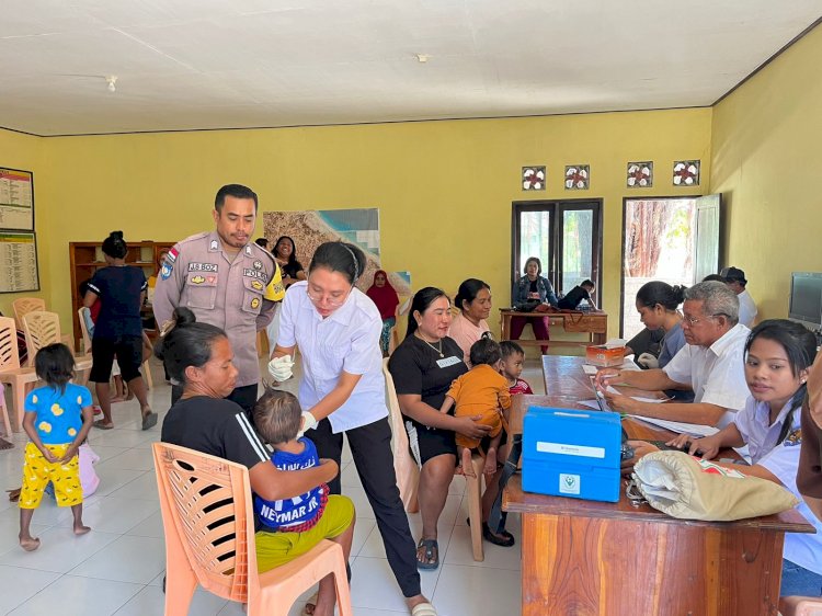 Bhabinkamtibmas Polsuksektor Ndao Nuse Melakukan Pengamanan Pemberian Vaksin Polio Bagi Warganya