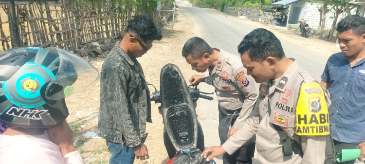 Bersama Kapolsek RBD IPDA Godfriet E S Mail,Personel Polsek Cek Seluruh Kendaraan Yang Melintas Jalur RBD