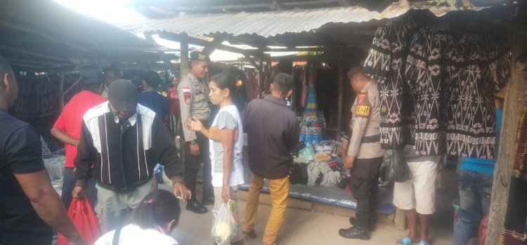 Personel Polsek Pantai Baru Mengamankan Aktifias Pasar Mingguan Olafulihaa.