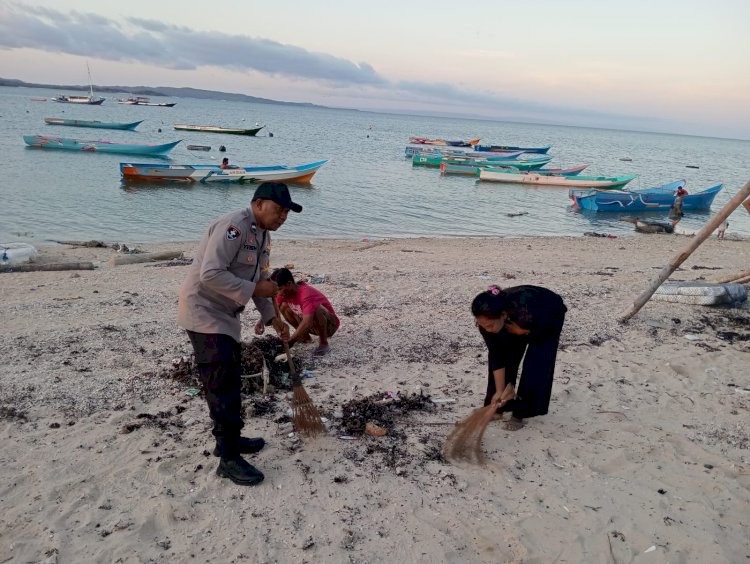 Mempererat Kemitraan Polsek Rote Timur Dan Masyaralat Tanjung Papela Dengan Membersihkan Pantai 