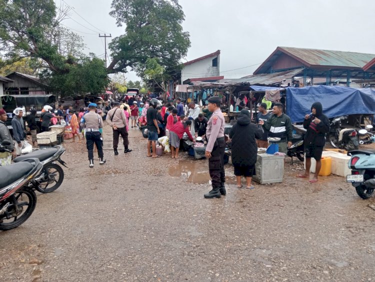 Patroli Jalan Kaki Upaya Pencegahan Gangguan Kamtibmas Saat  Berlangsung Kegiatan Masyarakat