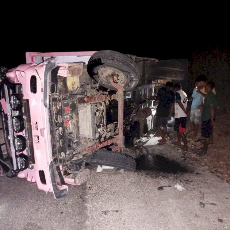 Truck Bermuatan Batu Batako Alami Patah As Roda Belakang Pada Tanjakan Oenitas Kecamatan Rote Tengah