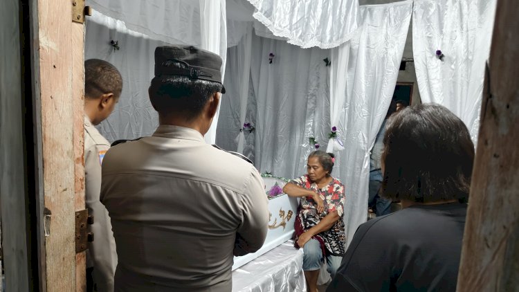 Polisi Masuk Tenda Dukacita,Program Polsek Rote Tengah Untuk Dekat Dengan Masyarakat